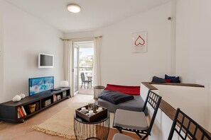 Standard House, Multiple Bedrooms (Casa Veronica) | Living area | 21-inch flat-screen TV with cable channels, TV - Casa Veronica (Sanremo)