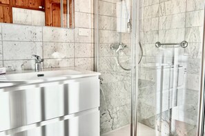 Hus – standard, flere soverom (Casa Veronica) | Bad | Kombinert dusj/badekar, hårføner, bidé og håndklær