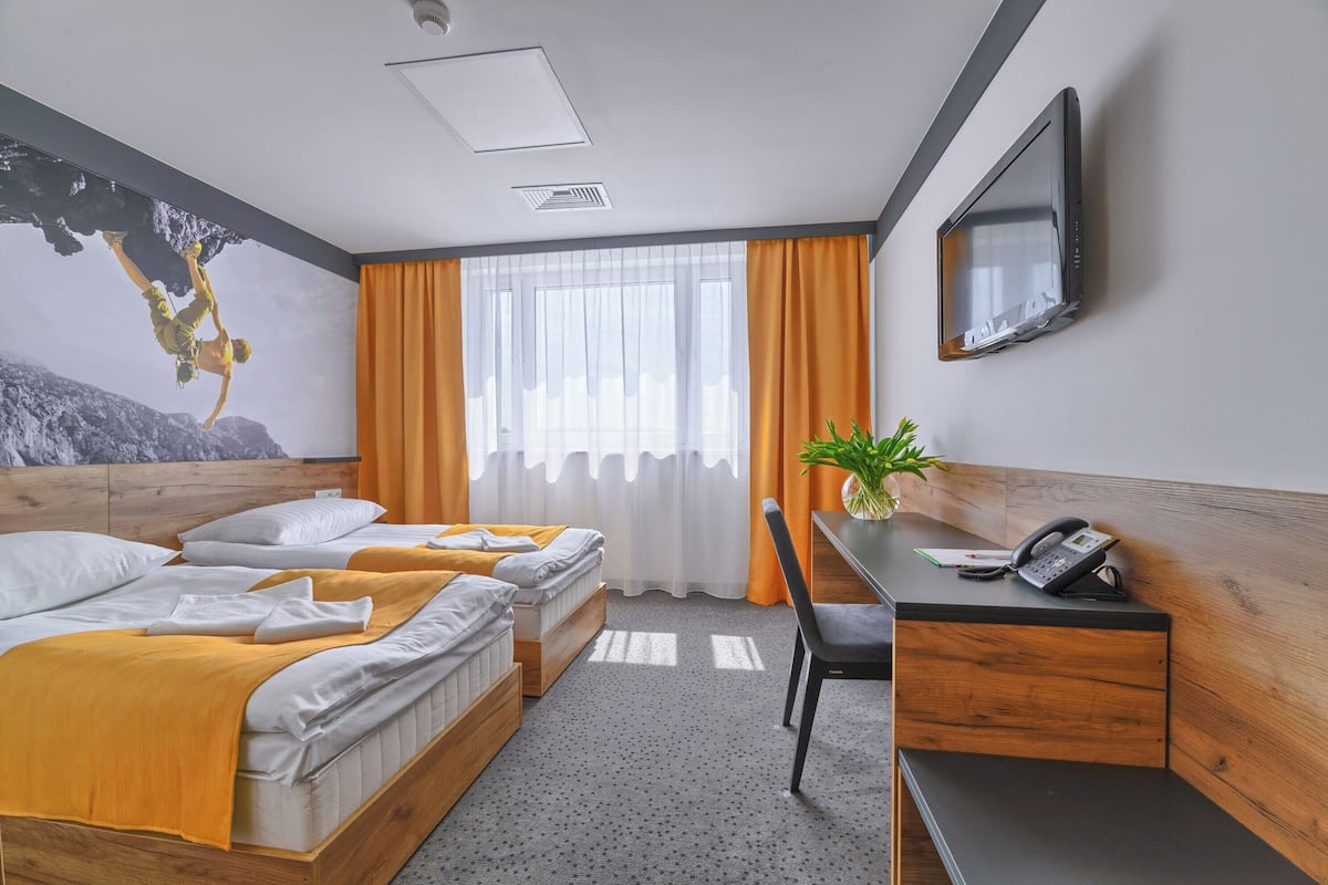 Kamar Twin Standar, 2 Tempat Tidur Twin | Brankas, meja kerja, ruang kerja ramah laptop, dan setrika/meja setrika
