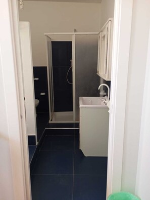 Shower, hair dryer, bidet, towels - Marsala Suites - AW Farm (Marsala)