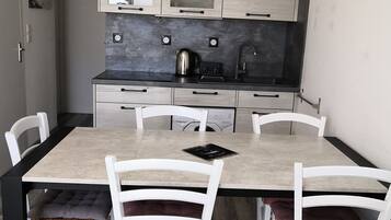 Réfrigérateur, micro-ondes, plaque de cuisson, cafetiÚre/bouilloire