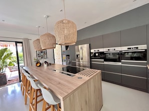 Réfrigérateur, four à micro-ondes, un four, surface de cuisson