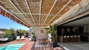 A wooden deck with a pool, outdoor seating, and a bar area. - Magnificent house on the Côte Bleue, 2 steps from the calanques! (Le Rove)