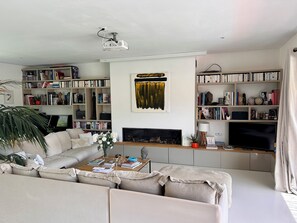 Smart-tv, bordsfotboll, böcker och ett musikbibliotek