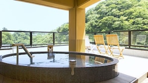 A hot tub with two wooden chairs, a wooden stool, and a stone basin. - Kozuchi No Yado Tsurukame Daikichi (Nikko)