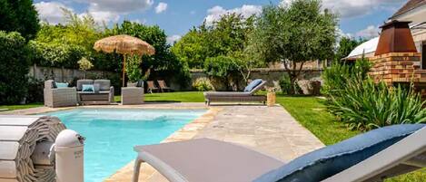 Utendørsbasseng og et oppvarmet basseng