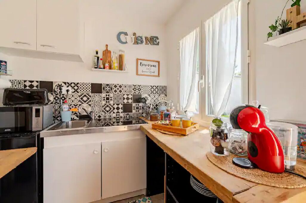 Réfrigérateur, micro-ondes, plaque de cuisson, cafetière/bouilloire