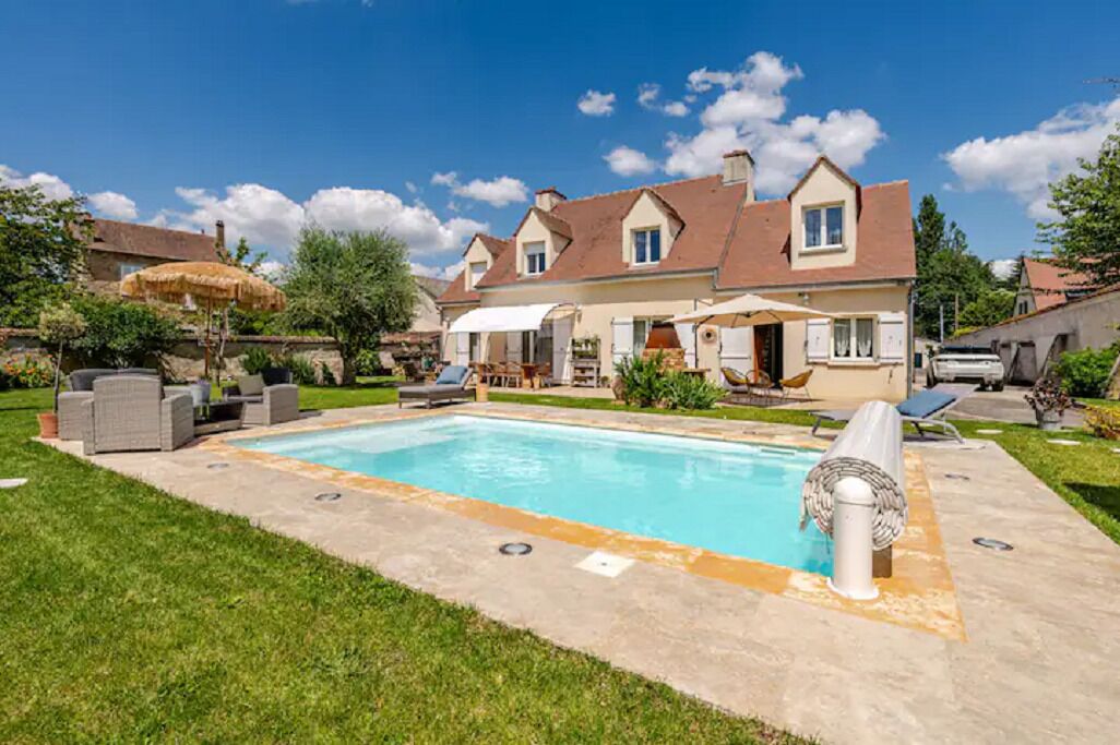Una piscina al aire libre, una piscina climatizada