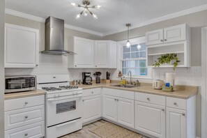 Fridge, microwave, oven, stovetop - Southern Enchantment at Wilmington Isl -Savannah (Savannah)