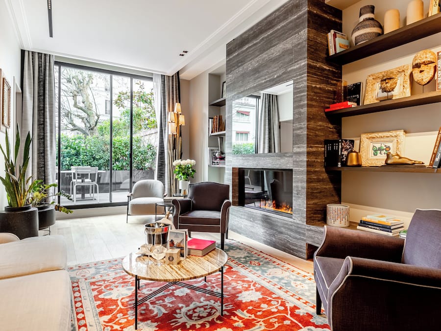 Apartamento premium, terraço | Área de estar | TV de tela plana 45 polegadas com canais via satélite