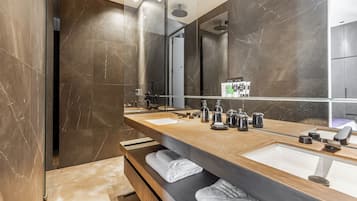 Deluxe Apartment | Bathroom