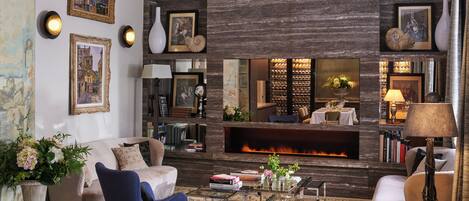 Luksus-lejlighed - terrasse | Opholdsområde | 45-tommers fladskærms-tv med satellitkanaler