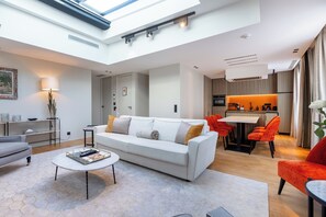 Family Apartment | Living area | 45-inch flat-screen TV with satellite channels - Maison Boissière Barnes Residences (Paris)