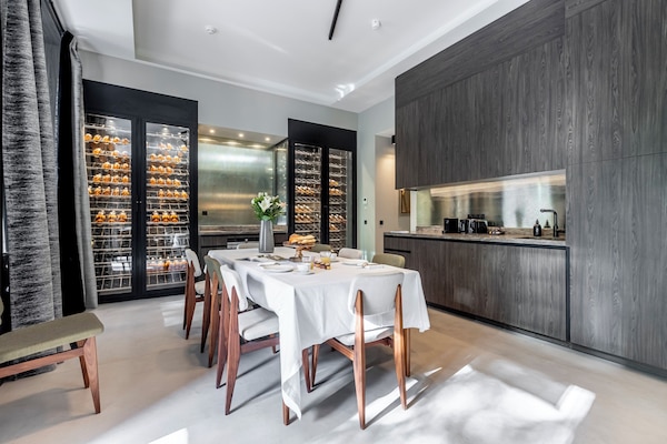 Deluxe Apartment With Terrace | Dining room