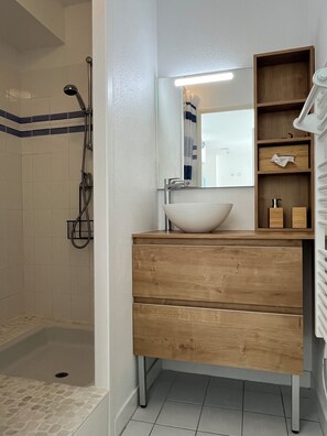 Douche, séchoir à cheveux, serviettes fournies, savon
