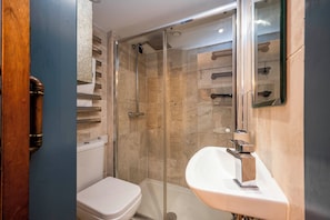 Shower, hair dryer, towels, soap - Quirky Harry Potter Themed Family Studio Apartment (London)