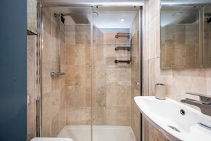 Shower, hair dryer, towels, soap - Quirky Harry Potter Themed Family Studio Apartment (London)