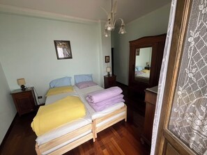 2 habitaciones, tabla de planchar con plancha, wifi y ropa de cama