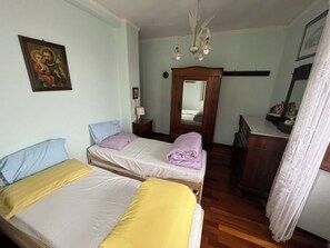 2 dormitorios, tabla de planchar con plancha, wifi y ropa de cama