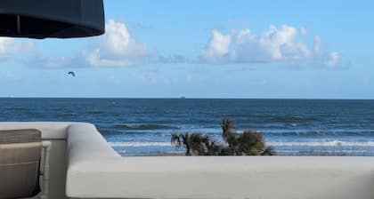 Oceanfront 2br/2b, in Port Canaveral, Heated Pool & Spa, Ocean Views