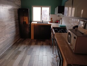 Kjøleskap, mikrobølgeovn, ovn og kaffetrakter/tekoker