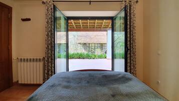 4 quartos, escrivaninha, ferros/tábuas de passar roupa