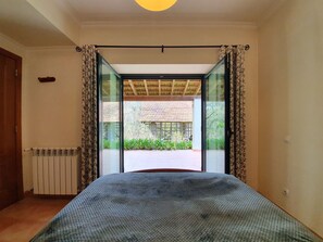 4 bedrooms, desk, iron/ironing board, free WiFi - Cozy house in quiet village with generous outdoor space near Pombal (Pombal)