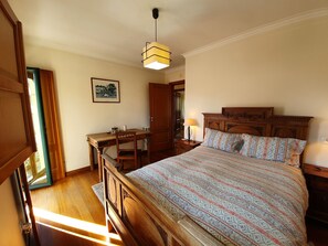 4 habitaciones, escritorio, tabla de planchar con plancha y wifi gratis 