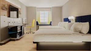 Quarto de hotel com cama, escrivaninha, cadeira, televisão e janela.