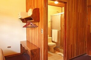 Bathroom - Monteverde Country Lodge (Monteverde)