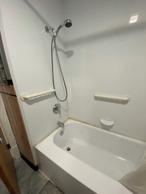 Haartrockner, Bidet, Handtücher, Seife