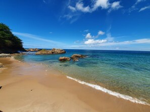 On the beach, sun-loungers - Apartamento de Luxo em Salvador com Acesso a Praia (Salvador)