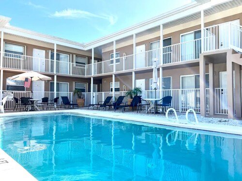 Cozy 2-Bedroom Pool Front Beach Condo in Delightful Cape Canaveral with AC, WiFi
