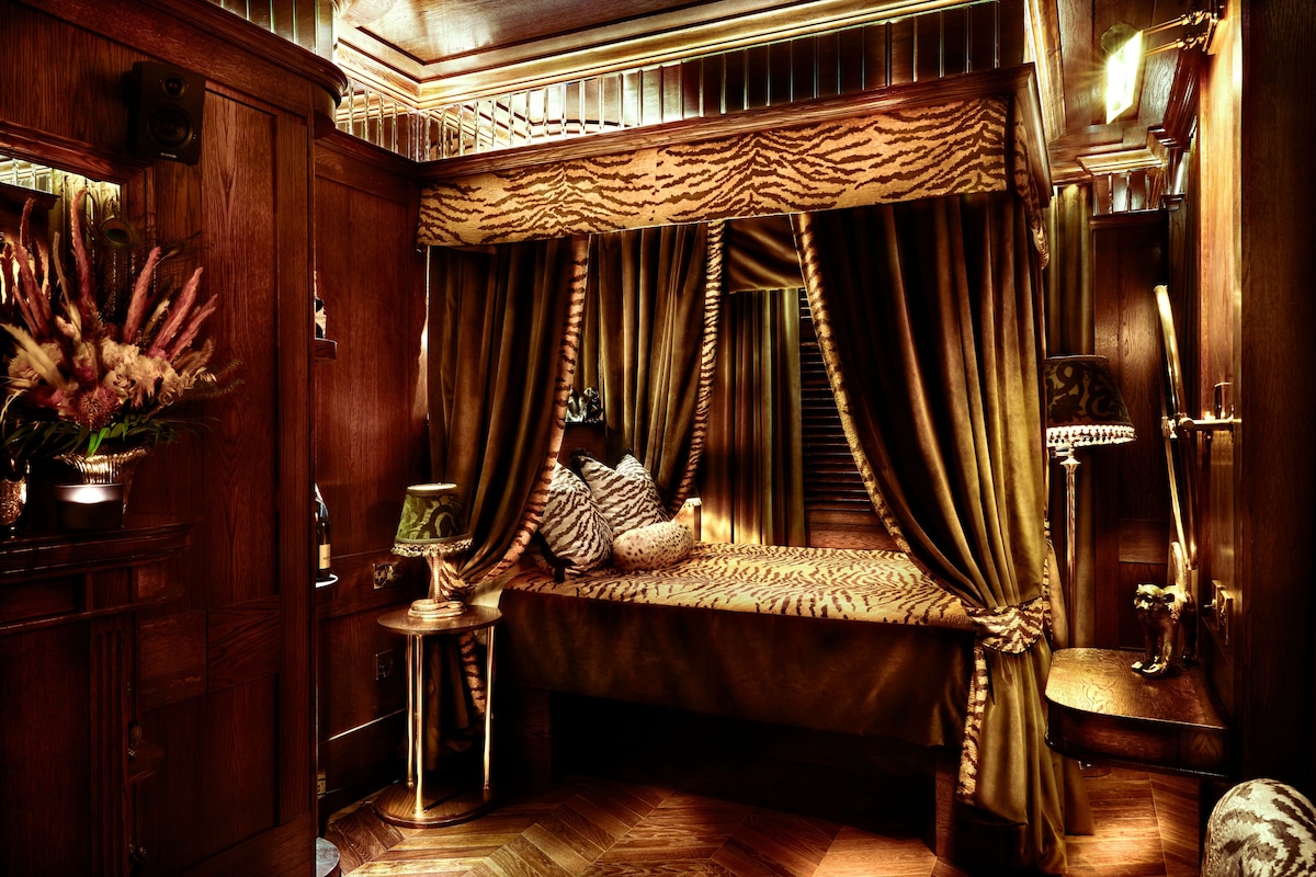 Classic Four Poster