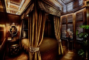 Classic Four Poster | Myrkratjöld/-gardínur, hljóðeinangrun, straujárn/strauborð