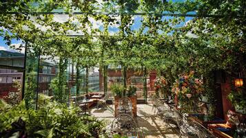 Daily full breakfast (GBP 20 per person)