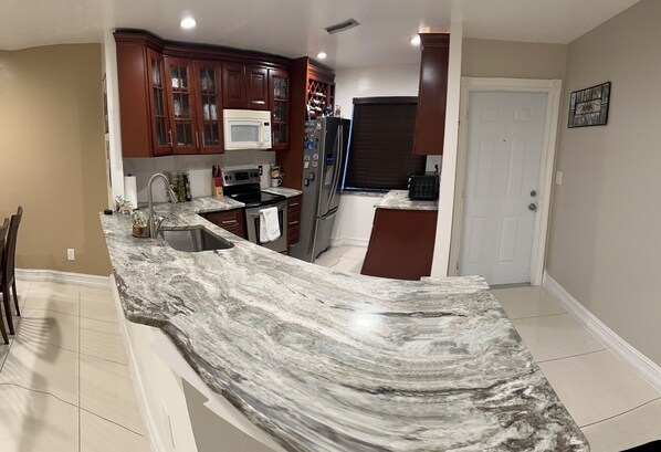 Refrigerador, microondas, horno, placa de cocina