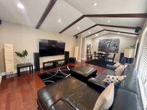 Living area - Charming 3-bedroom house with WiFi and AC in delightful Orem (Orem)