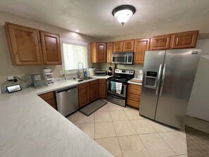 Microwave, oven, stovetop, dishwasher - Charming 3-bedroom house with WiFi and AC in delightful Orem (Orem)