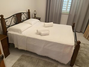 3 bedrooms, iron/ironing board, bed sheets