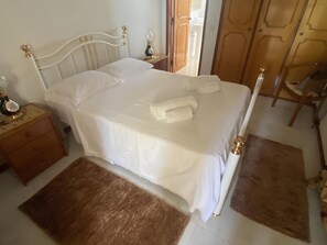 3 soverom, strykejern/-brett og sengetøy