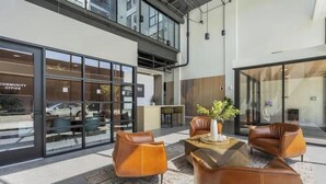 Eine moderne Lobby mit Ledersitzmöbeln, einem Couchtisch und einem großen Fenster.