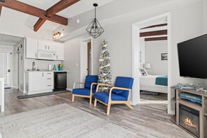 4 habitaciones, escritorio y tabla de planchar con plancha 