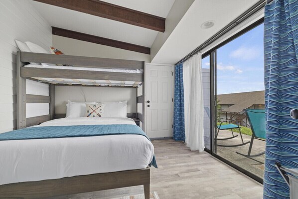 4 habitaciones, escritorio y tabla de planchar con plancha 