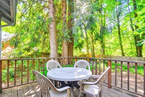 Outdoor dining - Steps to River! Rhododendron Family Retreat (Rhododendron)