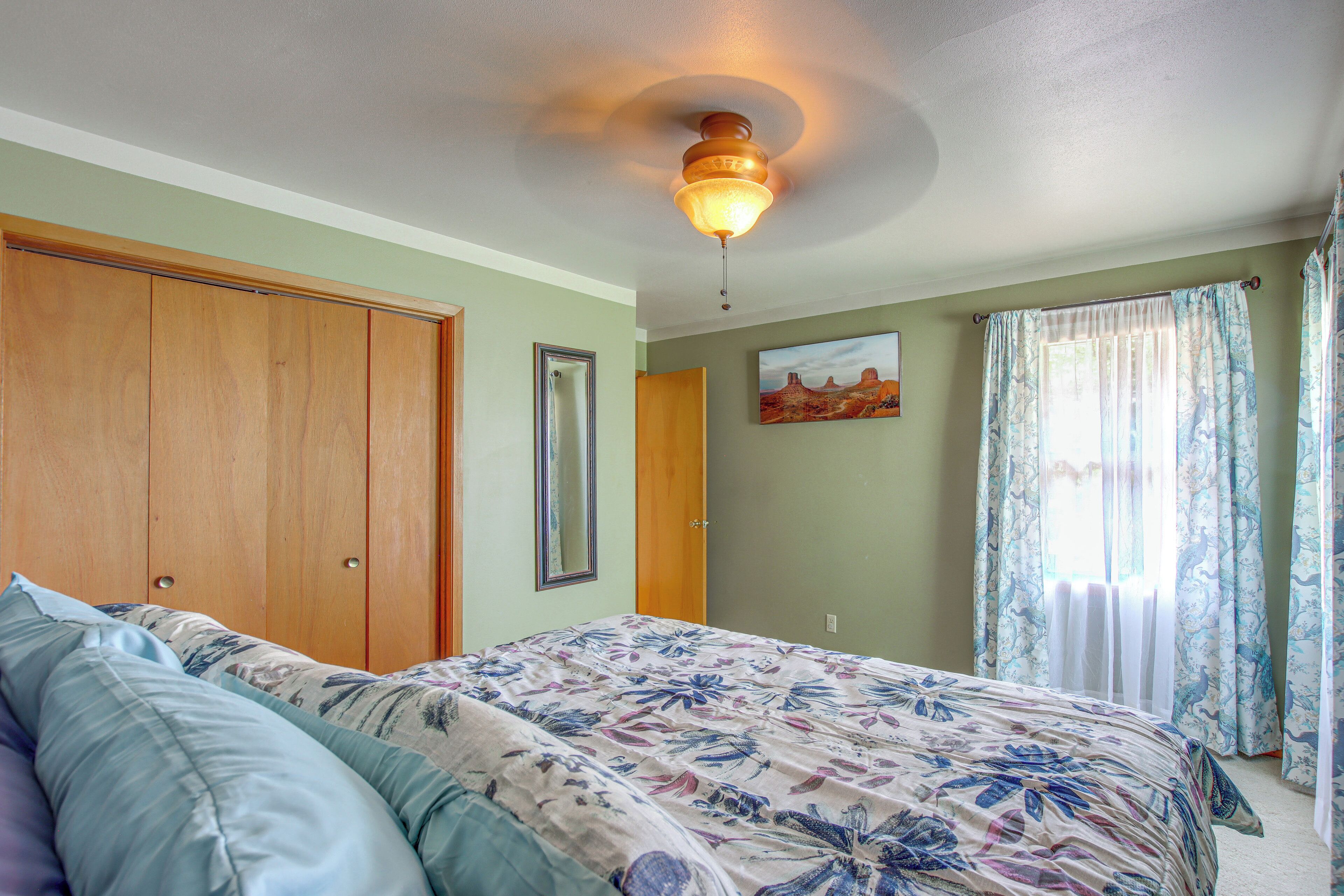 3 bedrooms, iron/ironing board, internet, bed sheets