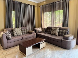 Signature Room, 1 Queen Bed | Living area