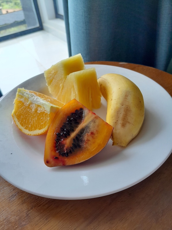 Signature Room, 1 Queen Bed | Private kitchen