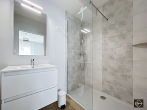 Dusche, Haartrockner, Handtücher, Seife
