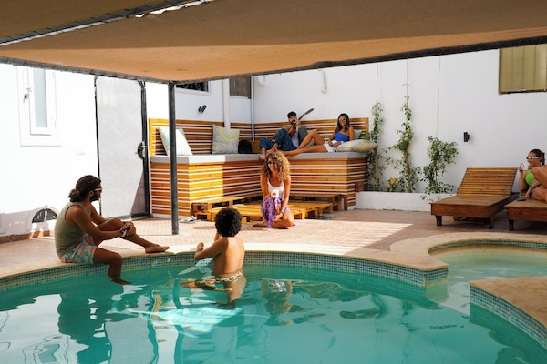 Una piscina al aire libre